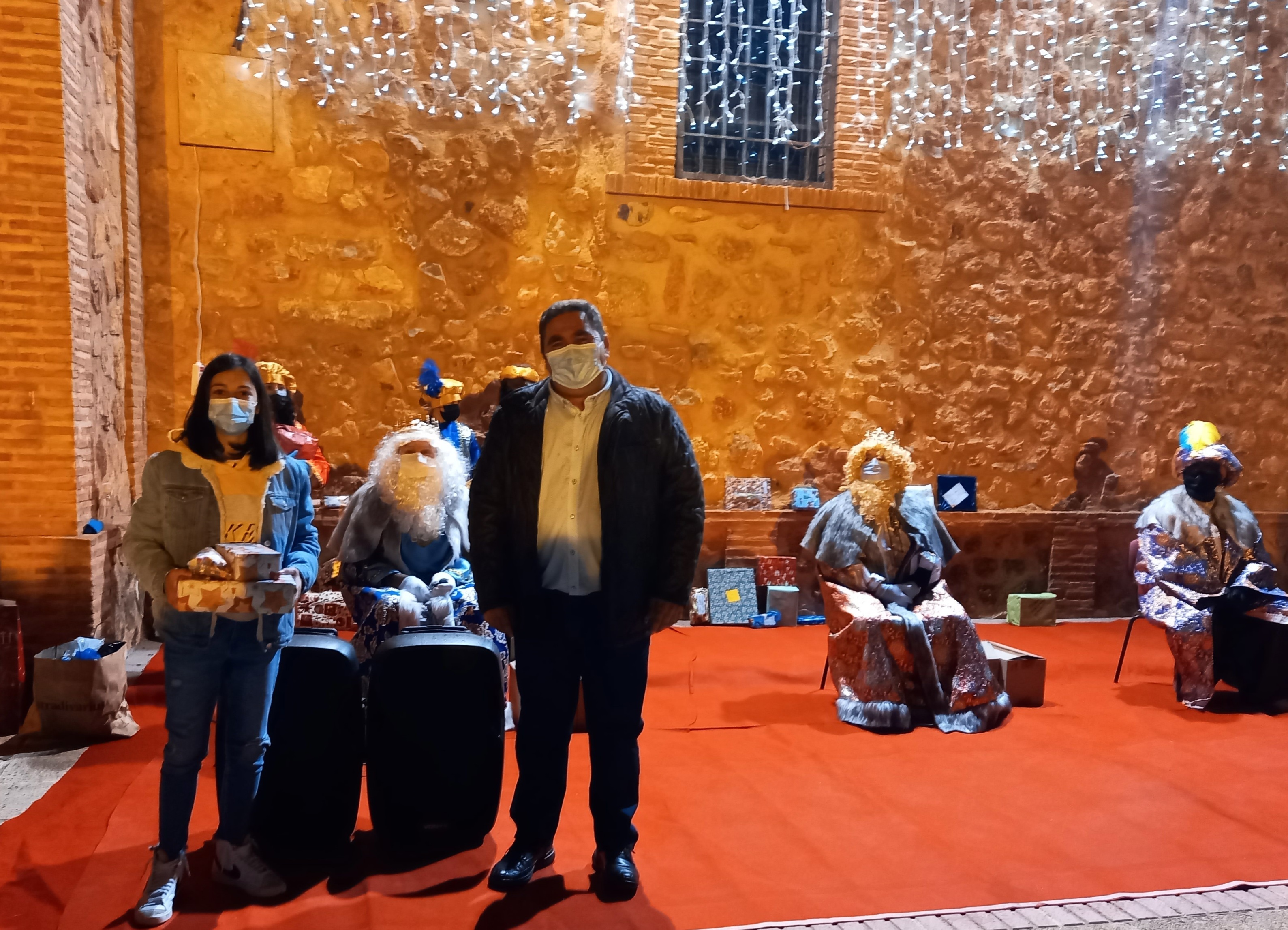4 Carla y Alcalde de Carrizosa en la noche de Reyes