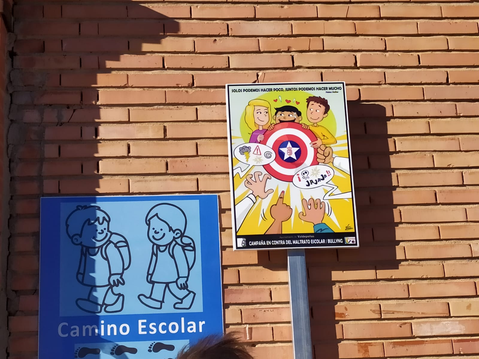 Señales educativas contra el acoso escolar en el Colegio Juan Alcaide