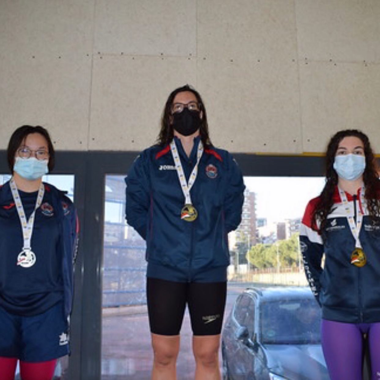 La nadadora Patricia González recibiendo la medalla de oro