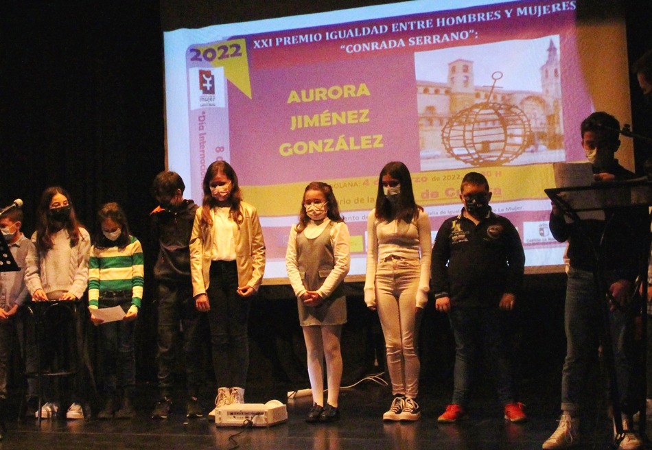 Alumnos de la homenajeada durante el acto 

Foto: Gaceta