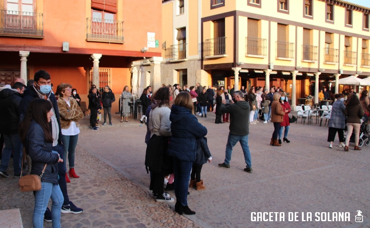 Bajo el lema ¡¡Nuestros intereses son los vuestros!! 'Esta lucha es de todos y para todos', se desarrolló la concentración de La Solana

Foto: La Gaceta de La Solana