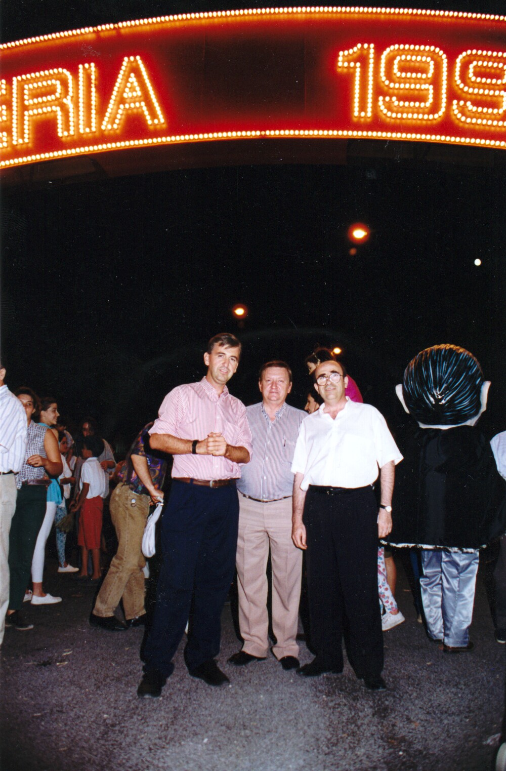 El autor, junto a Santiago Calvo y Agustín Mora, ante el arco del ferial en el primer año de ubicación en la Avenida del Sur (año 1993)