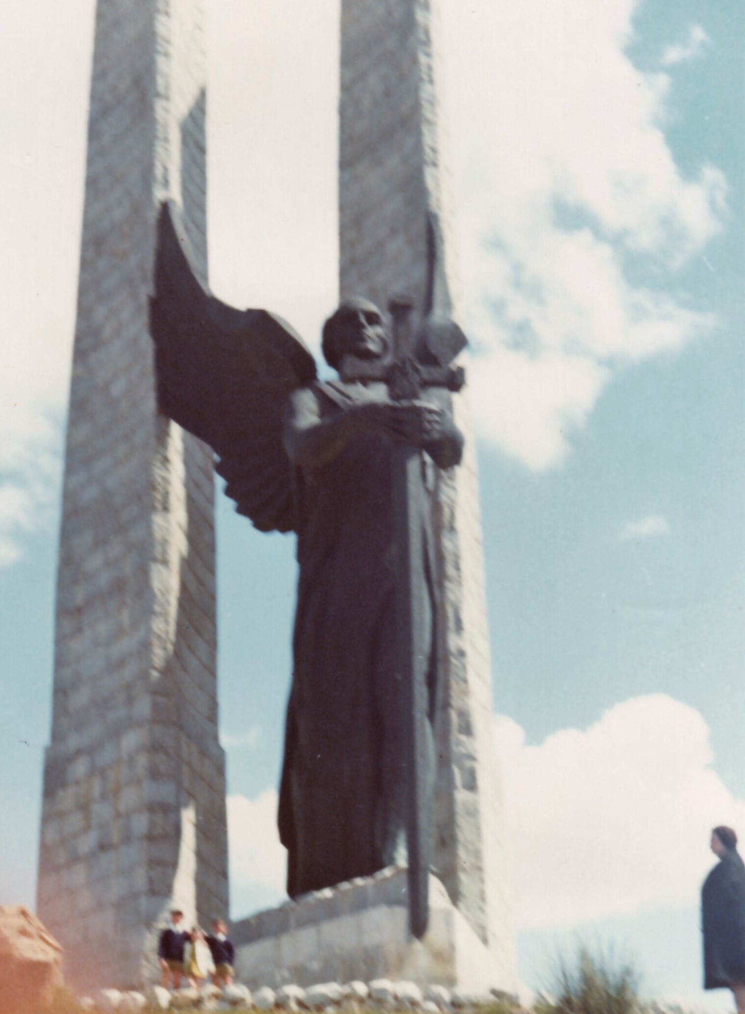 Monumentos del ángel antes de su destrucción