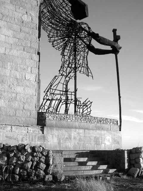 Así quedó el monumento del ángel tras pasar un tiempo del atentado