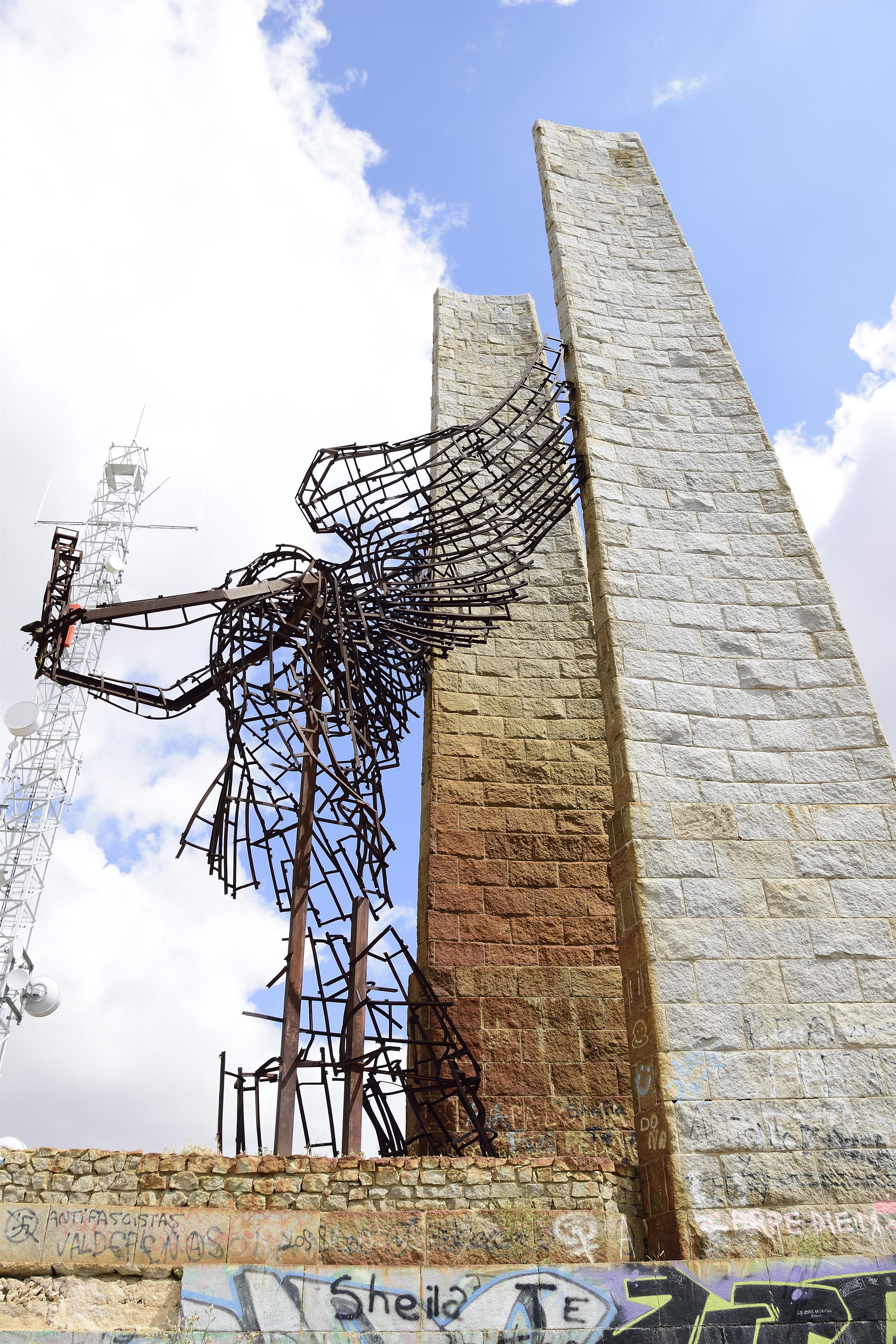 El monumento del ángel se ha ido quedando en un esqueleto