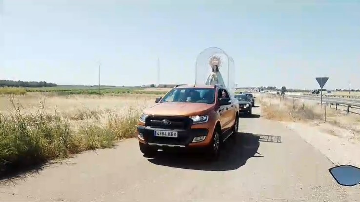 La imagen de la Patrona encabezando la caravana de fieles a medio trayecto camino de Consolación