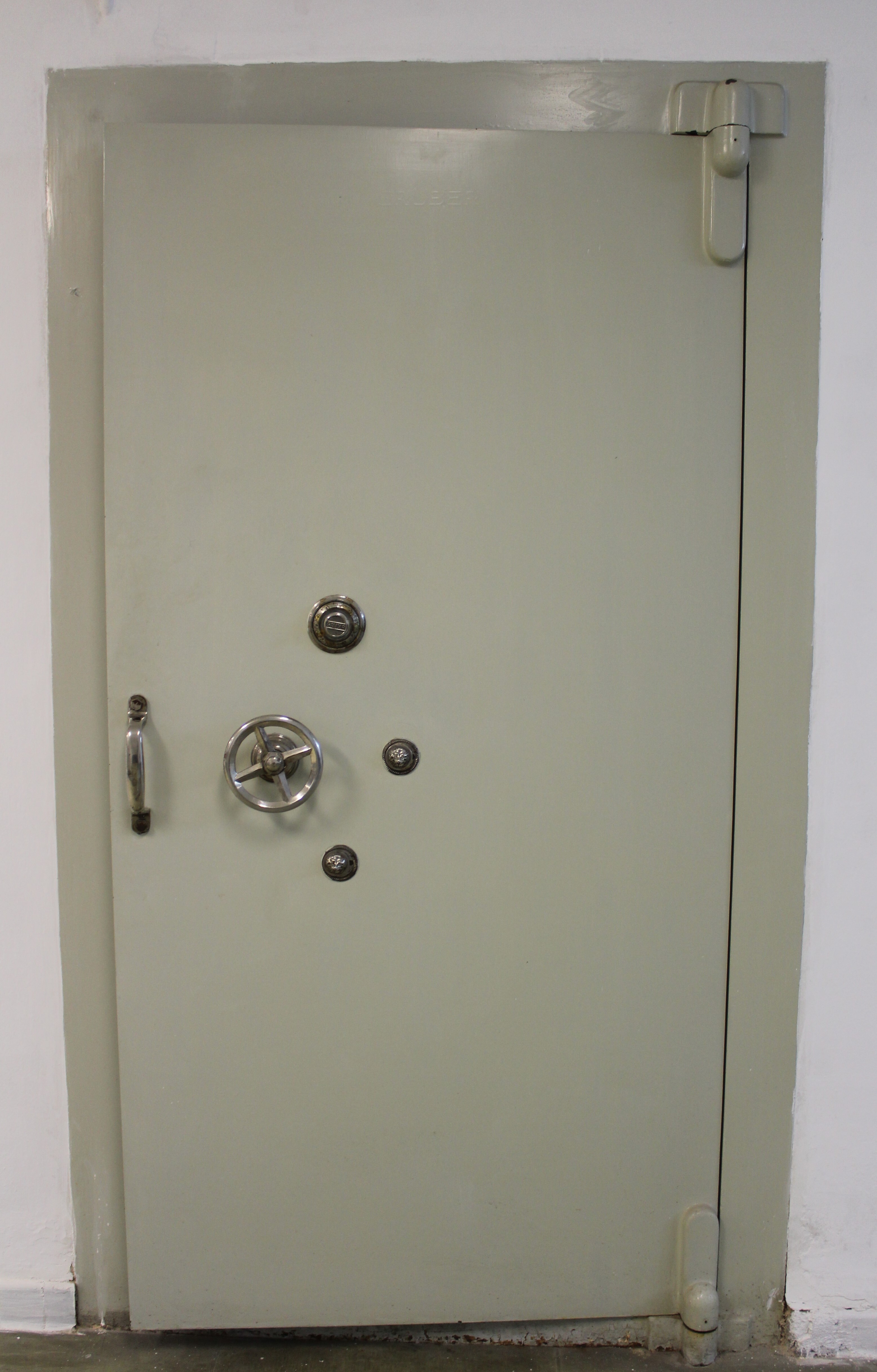 4. Puerta caja fuerte grande