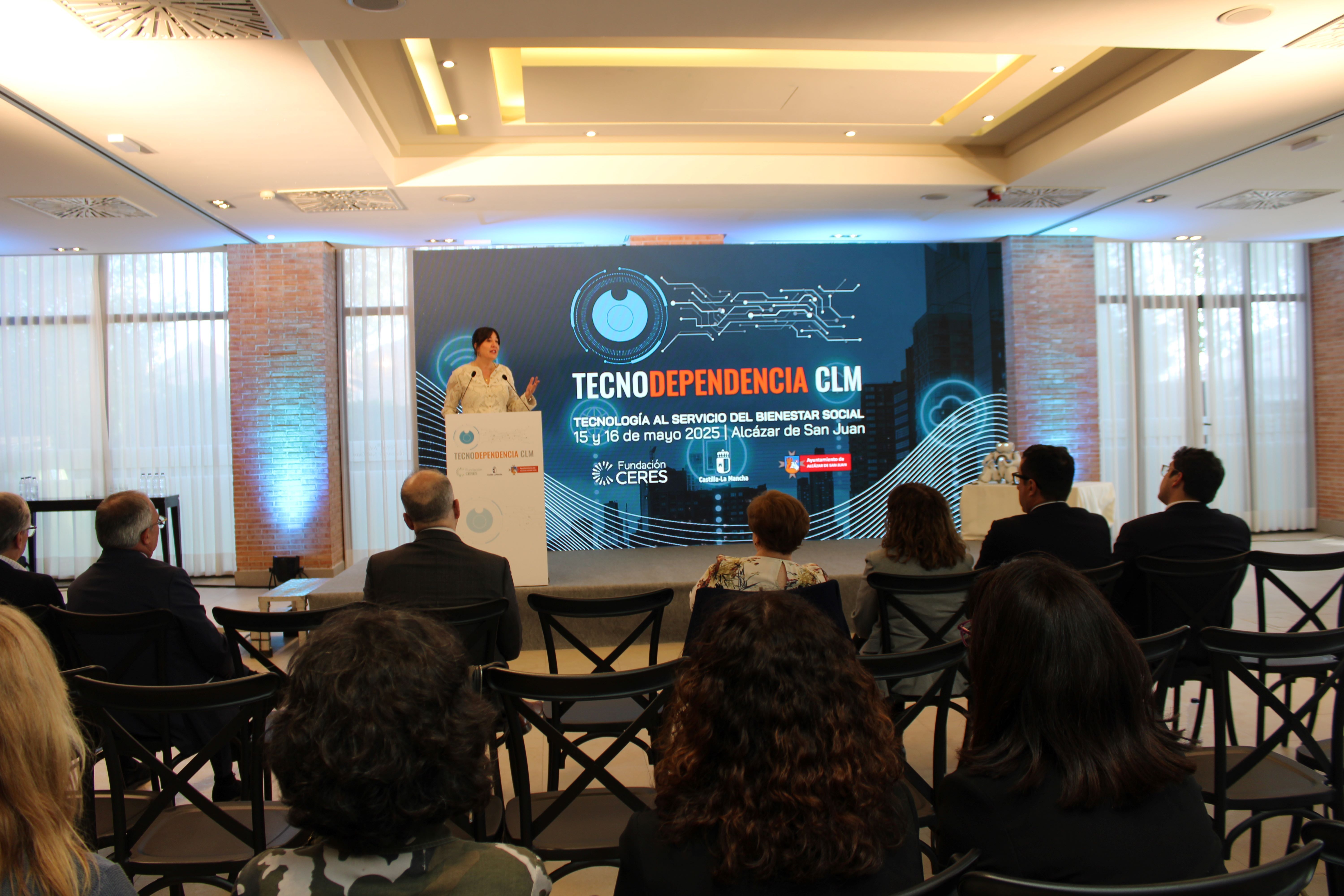 Blanca Fernández en clausura congreso Tecnodependencia 2