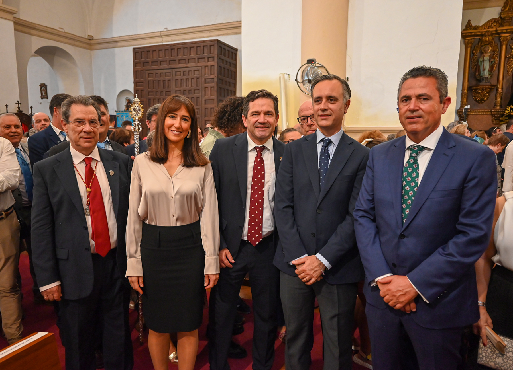 Autoridades y miembros de la Hermandad de la Virgen