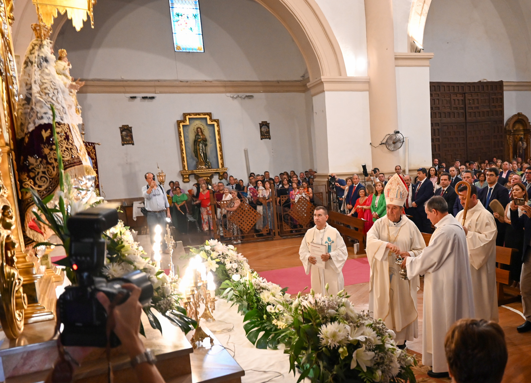 Bendición de la nueva Imagen por el Obispo Gerardo Melgar