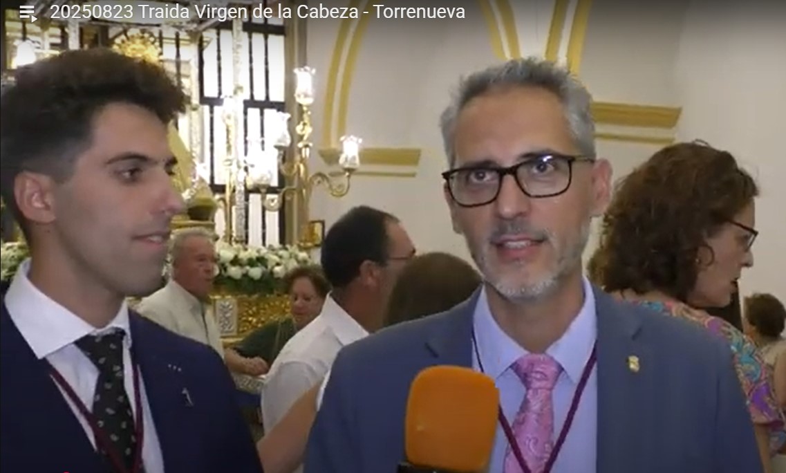 El alcalde Raúl Bravo con el presidente de la Hermandad Manuel Arce