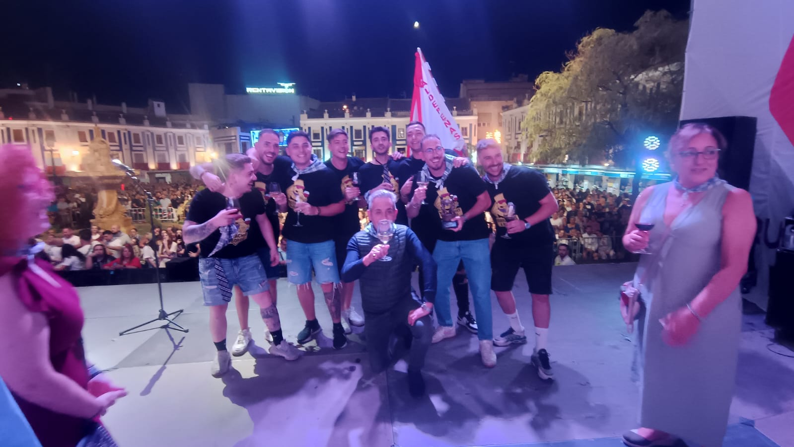 Foto familia ante público en la plaza