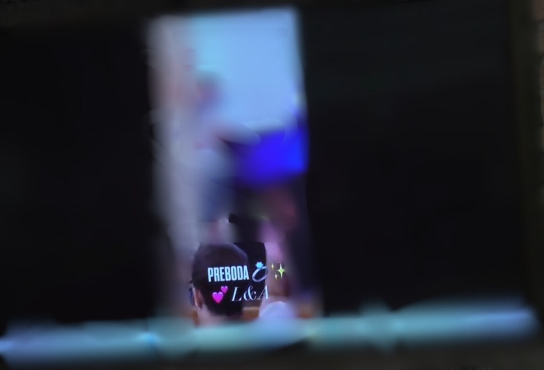 Imagen del video de la fiesta difuminado con el rótulo mencionado