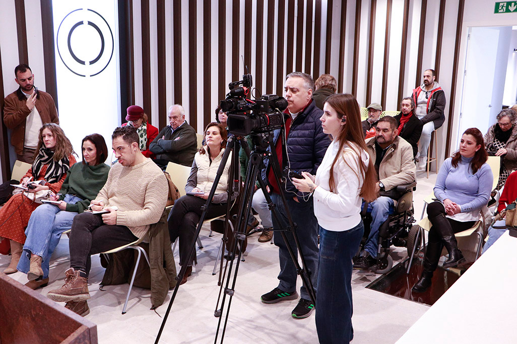 Medios de comunicación y parte del públlico que se ha dado cita en el acto celebrado hoy en Argamasilla de Calatrava