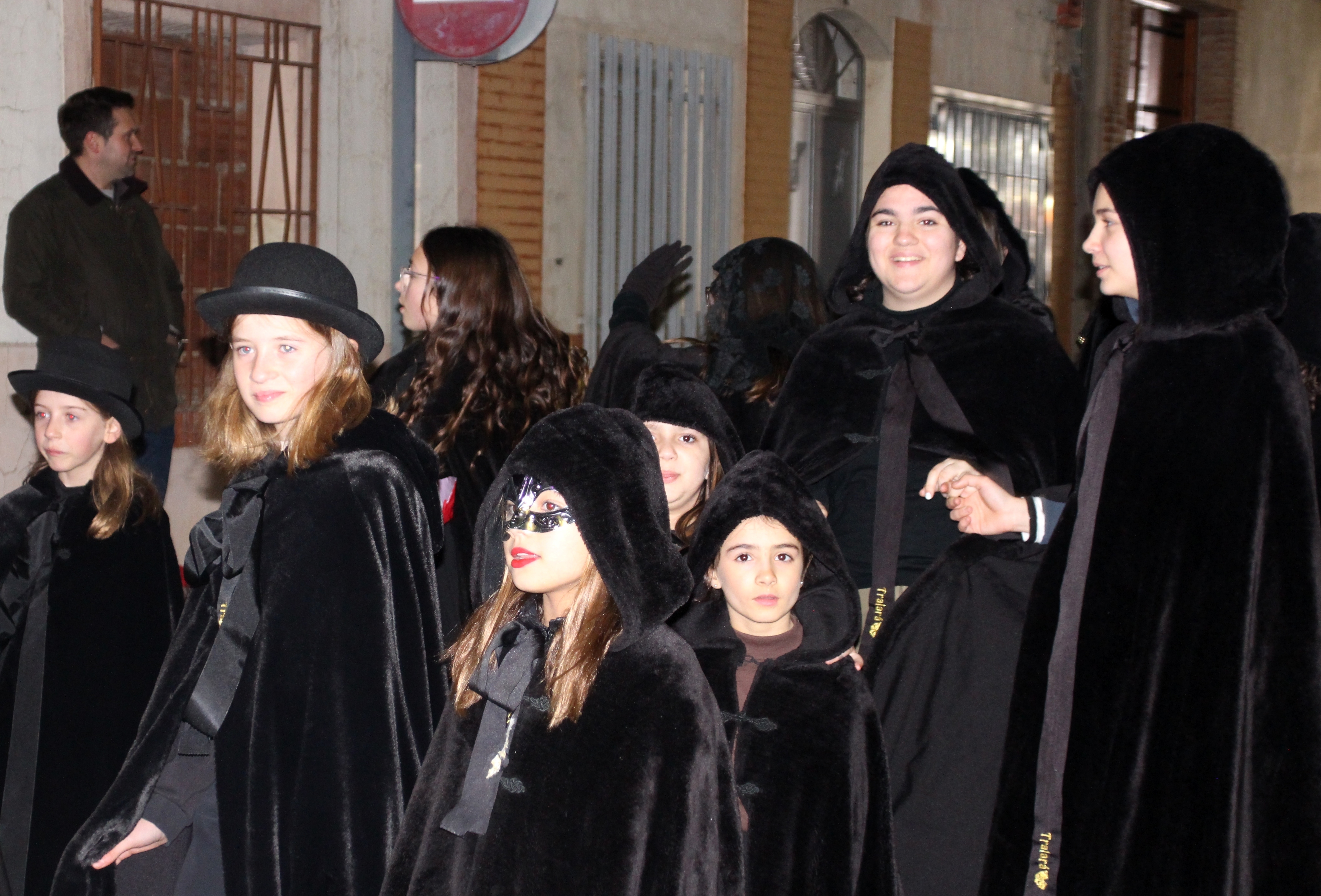 Un grupo de plañideras en el desfile de la colasa