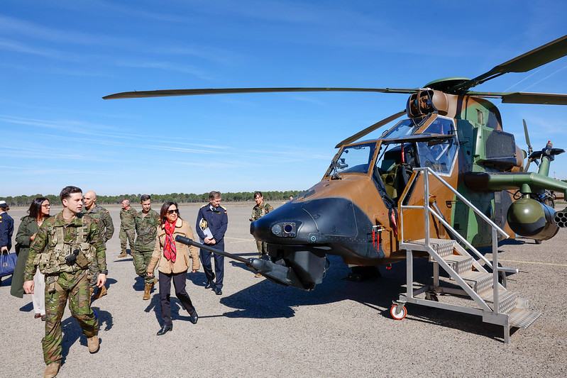 MINISTRA DEFENSA EN BASE HELICÓPTEROS ALMAGRO (3)