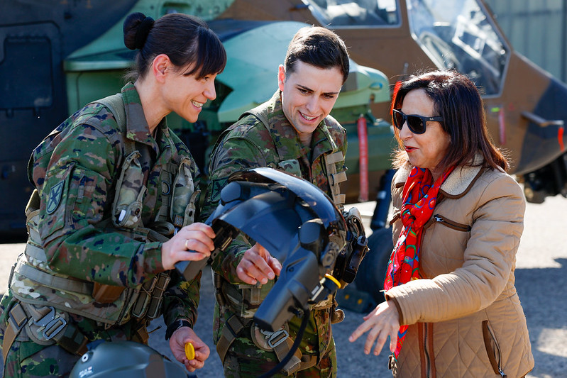 MINISTRA DEFENSA EN BASE HELICÓPTEROS ALMAGRO (13)