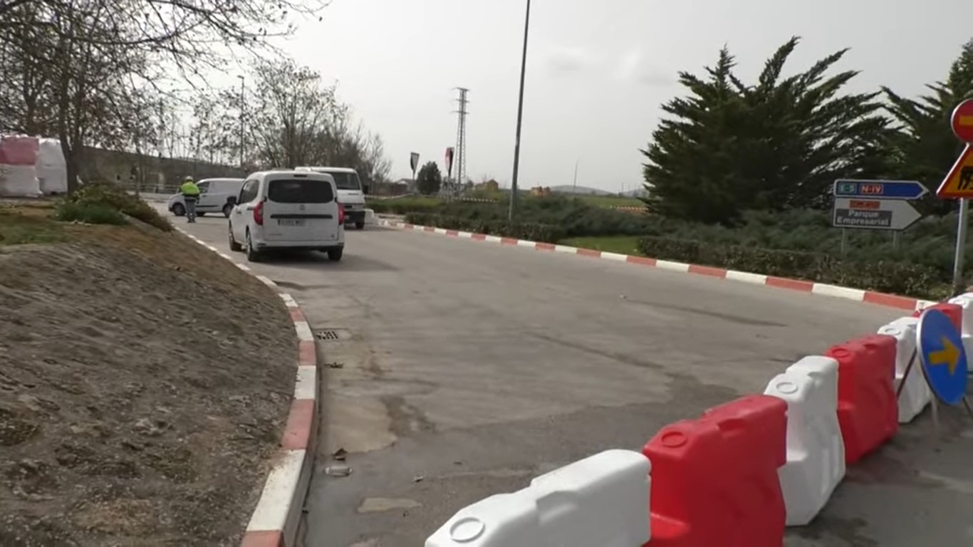 Rotonda que rodea el puente de la vía férrea sobre la Veguilla