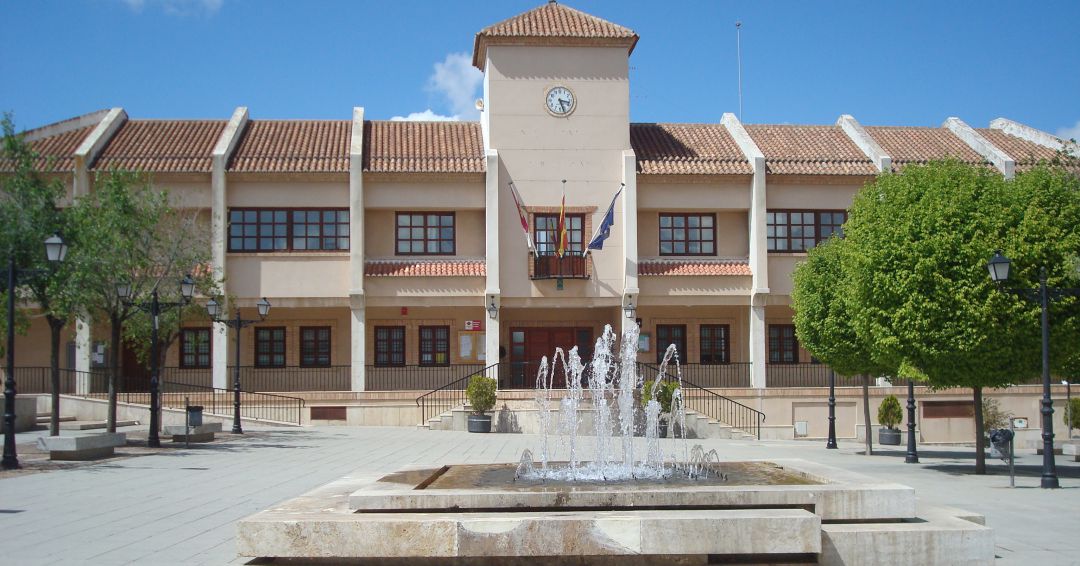 Ayuntamiento y plaza de la Constitución en Santa Cruz de Mudela