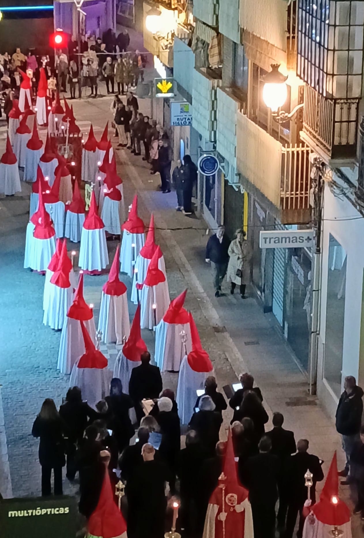 Foto Aurora Gómez Campos. Paso de la procesión del Santo Cristo por la calle Escuelas en la noche del Jueves Santo (1)