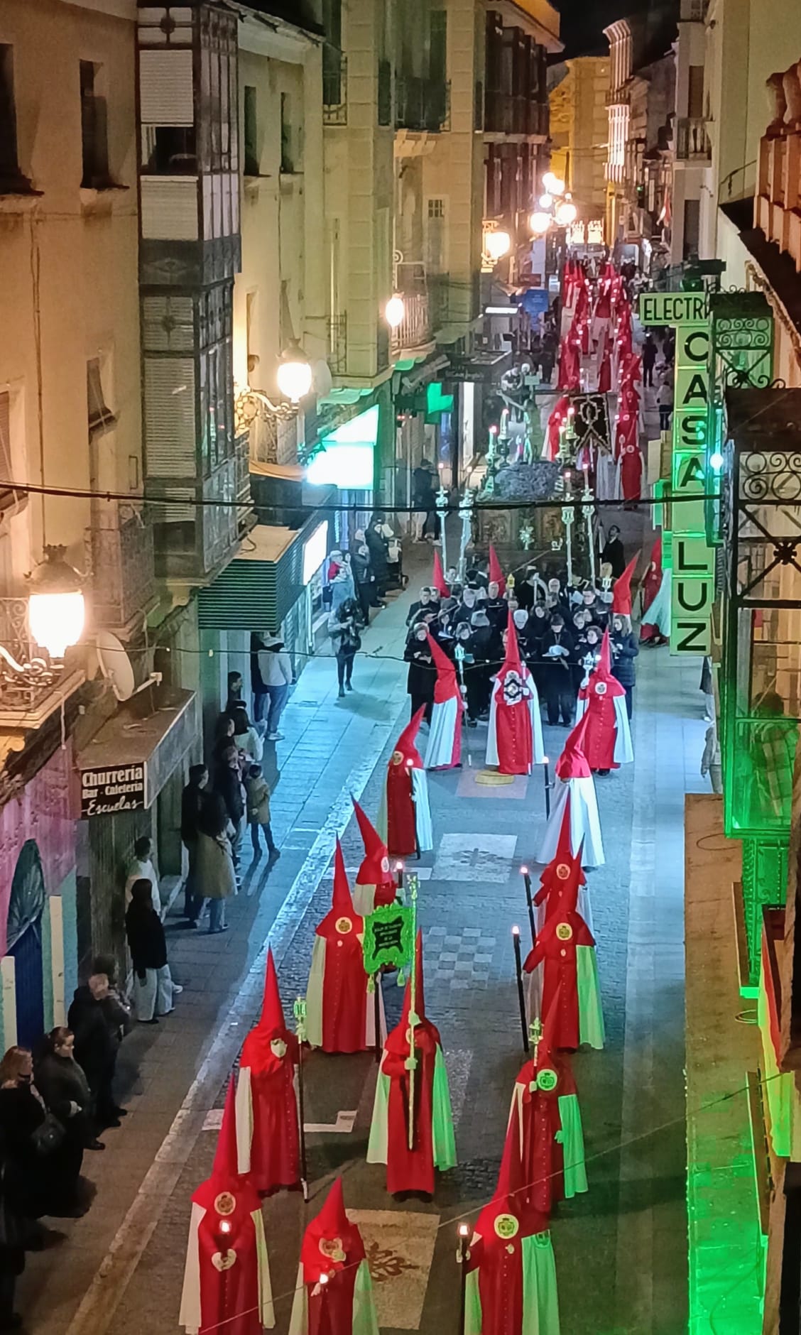 Foto Aurora Gómez Campos. Paso de la procesión del Santo Cristo por la calle Escuelas en la noche del Jueves Santo (3)