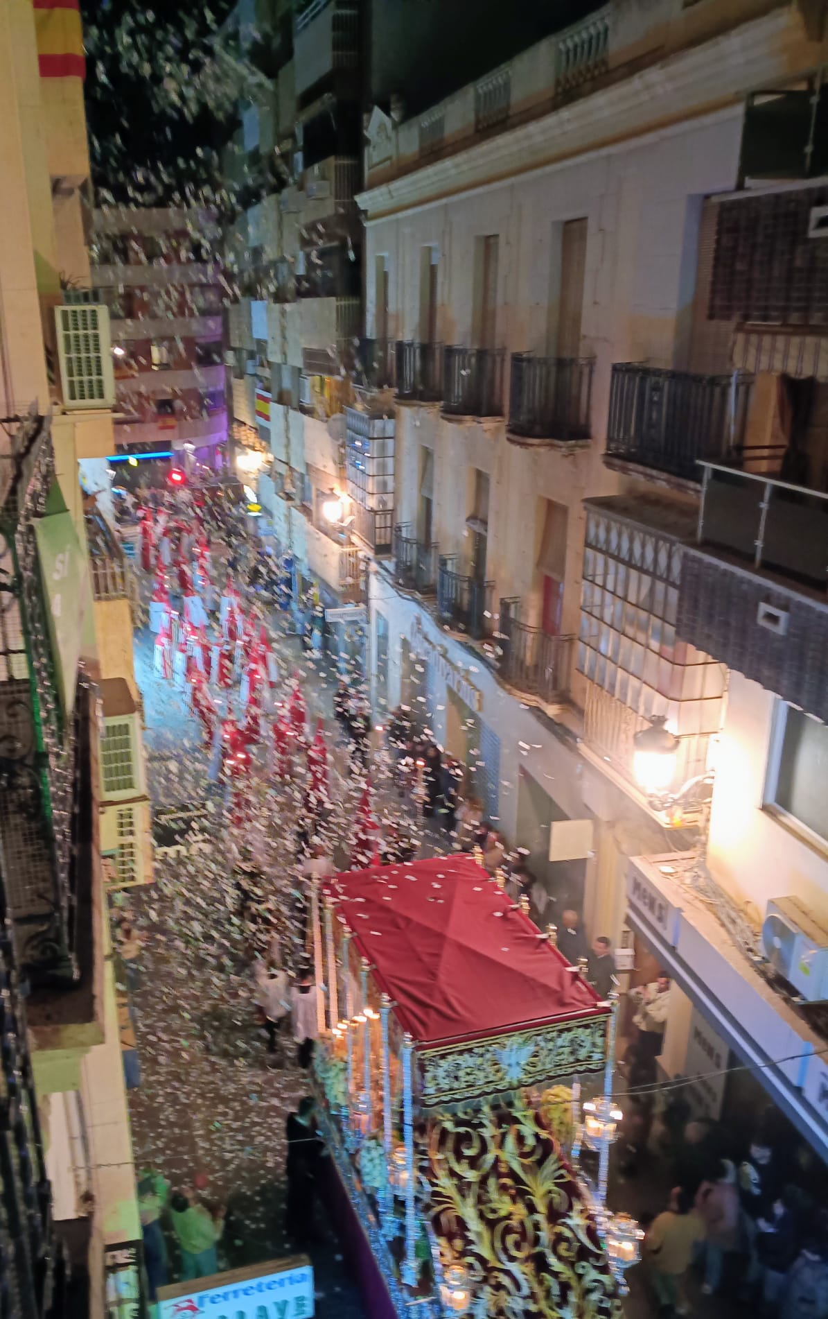 Foto Aurora Gómez Campos. Paso de la procesión del Santo Cristo por la calle Escuelas en la noche del Jueves Santo (2)