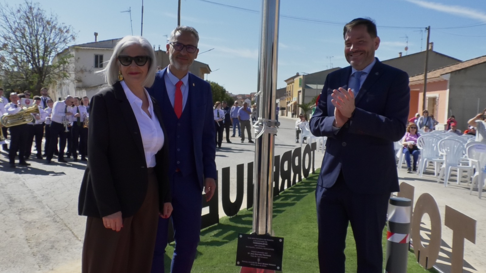 Inauguración de la nueva isleta de entrada en Torrenueva y homenaje a la bandera (3)