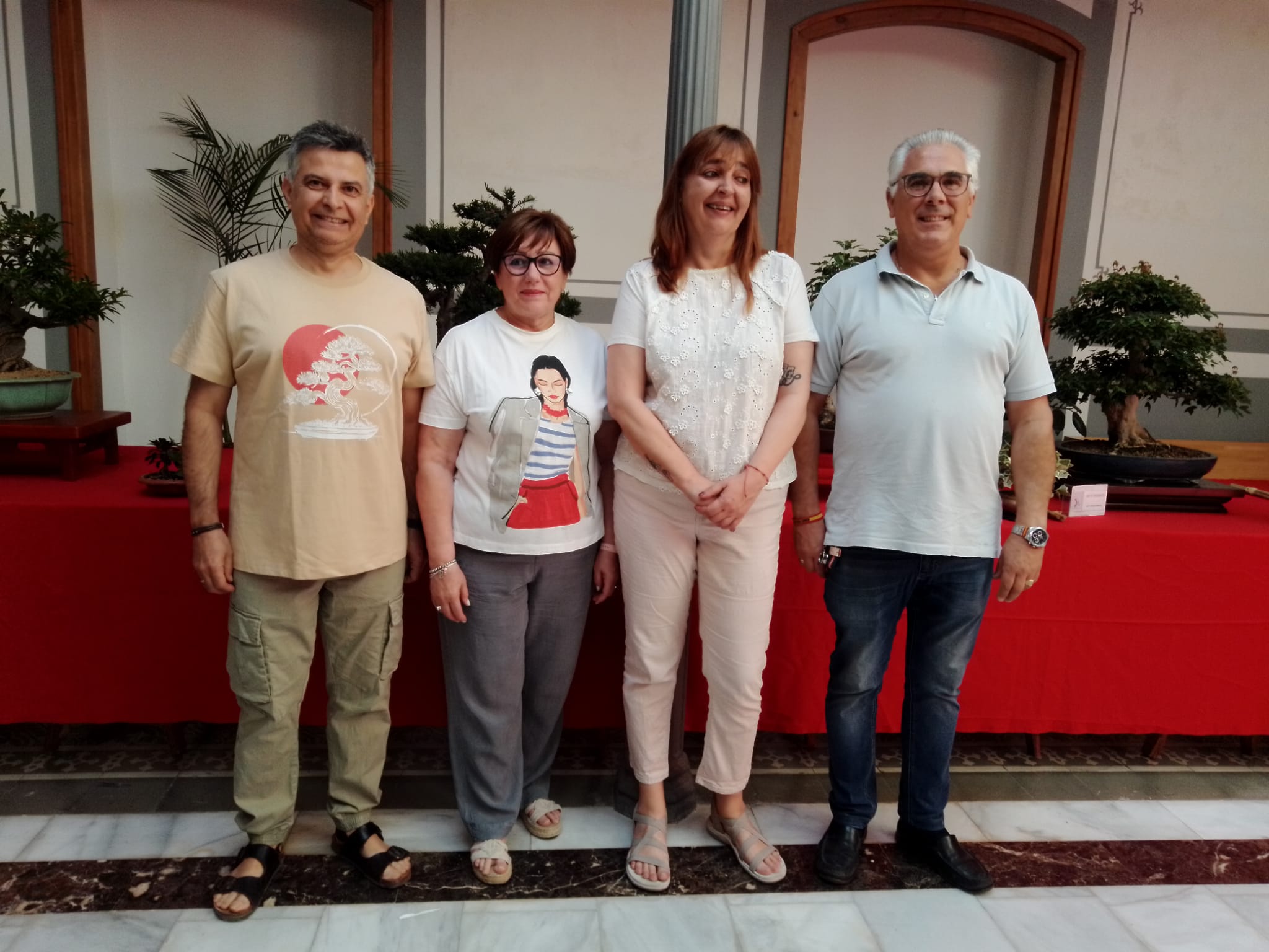 Francisco Rodríguez y Felipe Rojo de la asociación Bonsaival en compañía de las concejales Paqui Madrid y Julia Cejudo