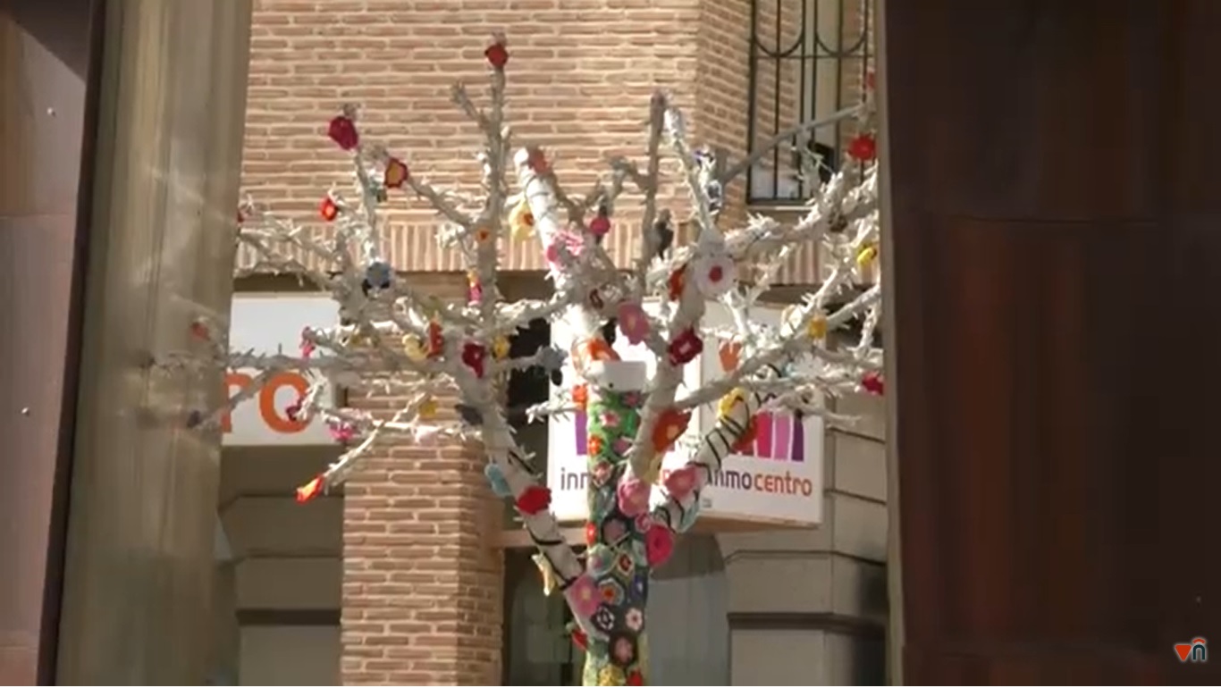 Árbol de ganchillo bajo la Puerta del Vino
